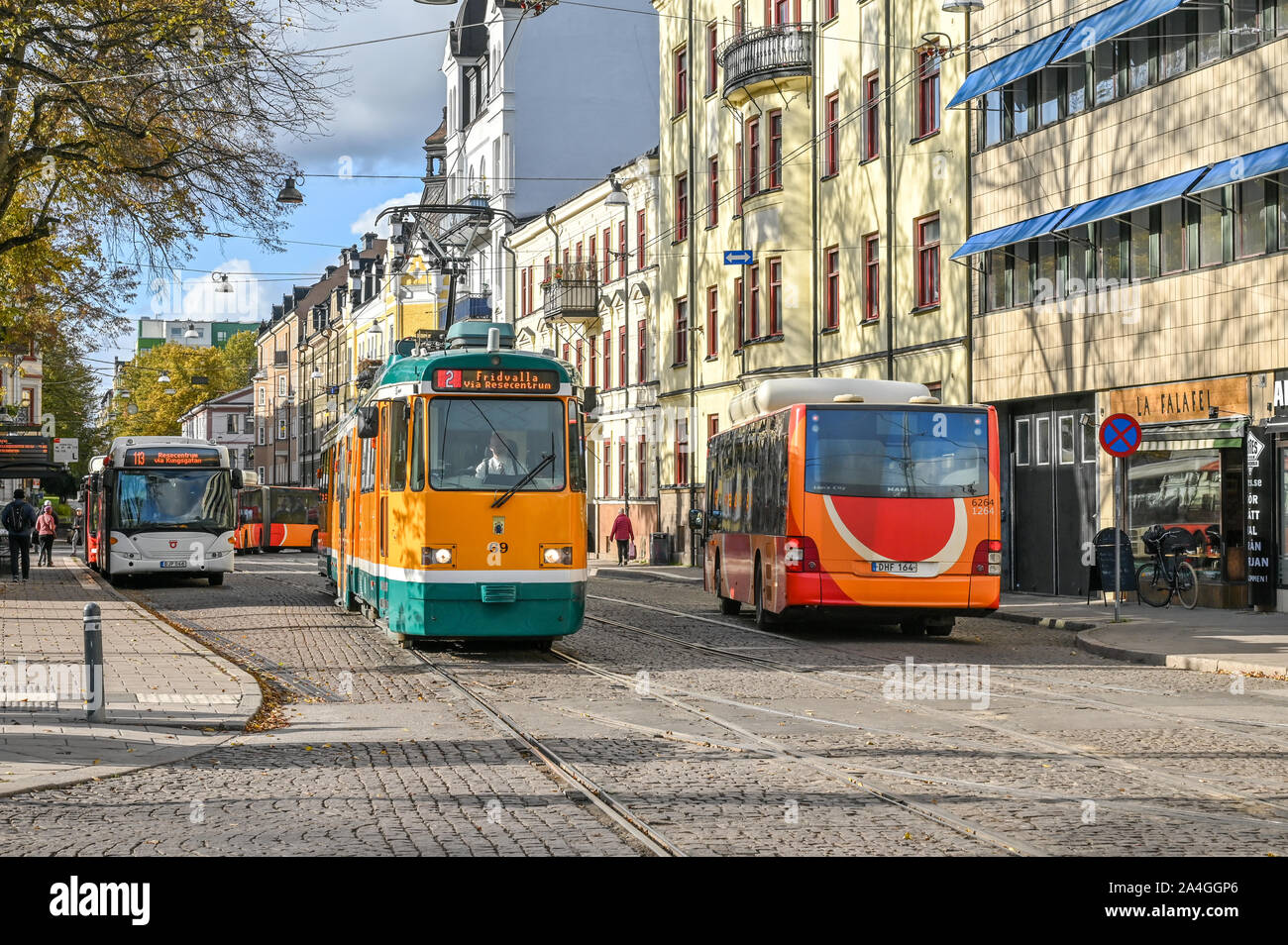 Il tram nel centro della città di Norrkoping durante l'inizio dell'autunno in Svezia 2019. Il tram gialli sono iconico per la città di Norrkoping. Foto Stock