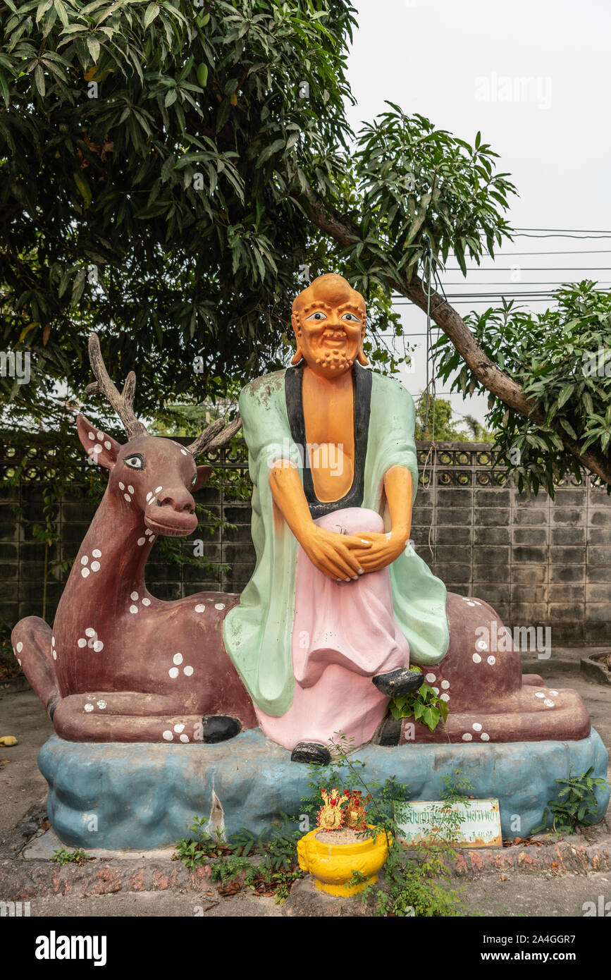 Bang Saen, Tailandia - 16 Marzo 2019: Wang Saensuk monastero buddista. Statua colorata di Pra Pin Tal Loo Pua Lo Tui, nona Seduta sul retro del cervo. G Foto Stock