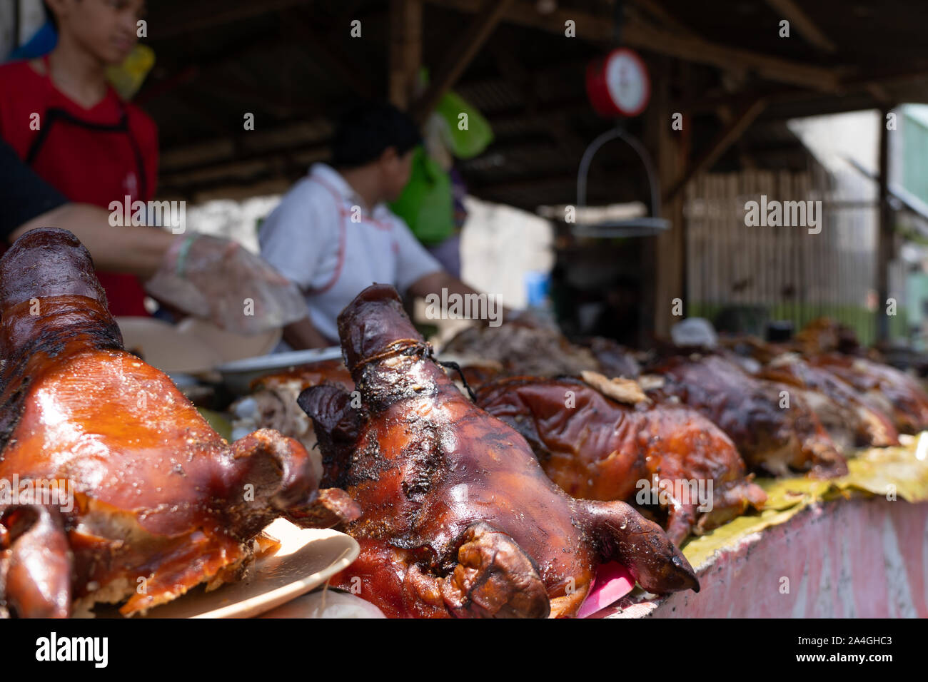 Arrosto di maiale per la vendita ad una bancarella di strada a Talisay city,Cebu.noto come Lechon è una prelibatezza nelle Filippine.le feste e i compleanni sono molto spesso Foto Stock