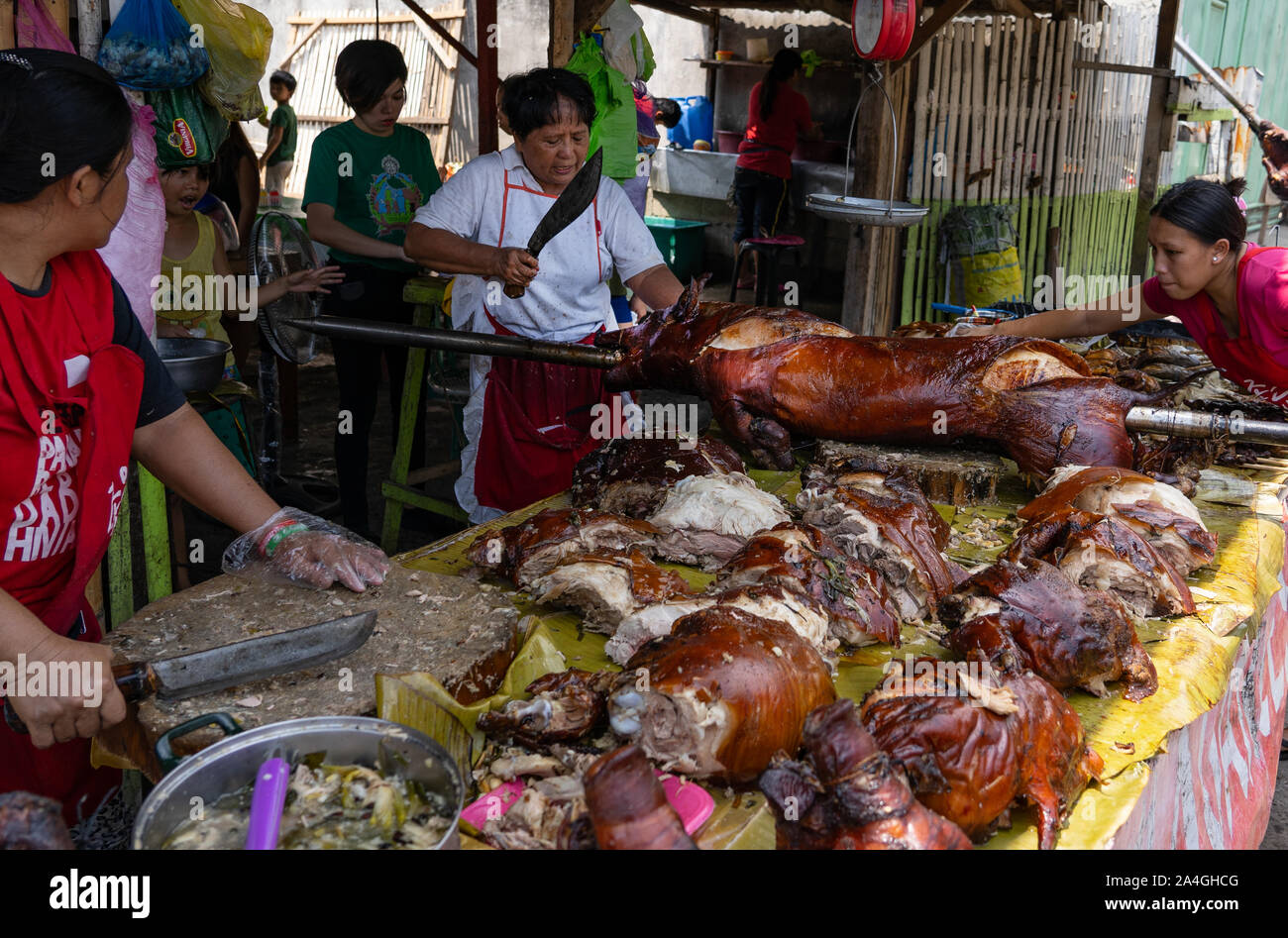 Arrosto di maiale per la vendita ad una bancarella di strada a Talisay city,Cebu.noto come Lechon,una delicatezza nelle Filippine.le feste e i compleanni sono molto spesso ce Foto Stock
