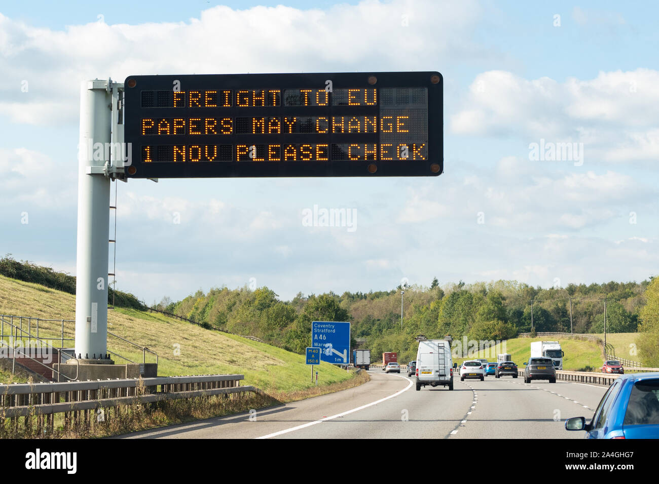 Preparazione Brexit - informazioni sulla matrice di autostrada segno - "trasporto di documenti UE può cambiare 1 nov. Si prega di controllare' - M40 vicino a Coventry, England, Regno Unito Foto Stock