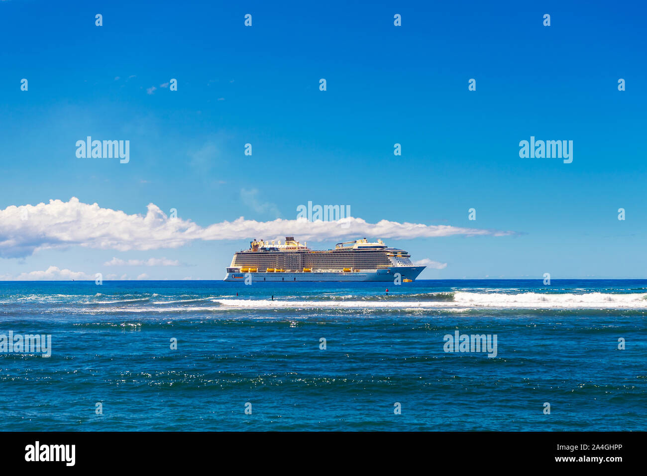 Lahaina, HI / STATI UNITI D'America - 27 Settembre 2019: Royal Caribbean è ovazione dei mari è ancorata al largo della costa di Maui a Lahaina, Hawaii. Foto Stock