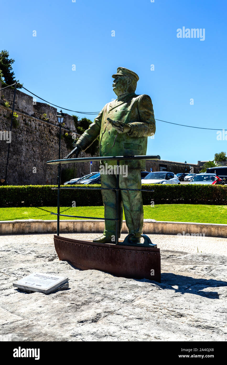 Il re Carlos I del Portogallo nella parte anteriore della cittadella guardando la sua amata Baia di Cascais, a Cascais, Portogallo Foto Stock