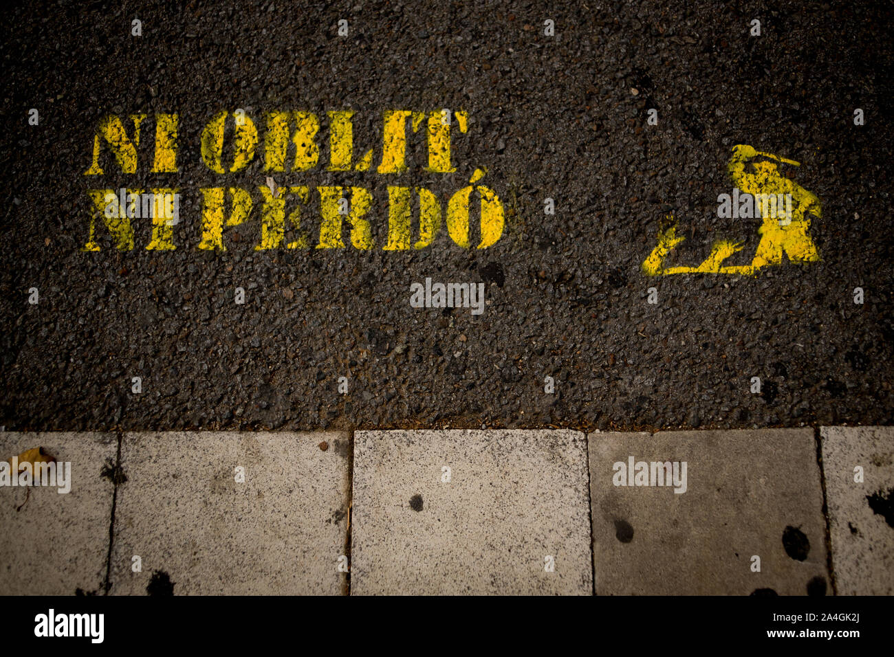 Un graffiti per le strade di Barcellona può essere letta in catalano "né dimenticare né forgiveen' in riferimento al referendum di indipendenza. Indipendentista catalano leader sono stati trovati colpevoli di reati di sedizione e uso improprio di fondi pubblici e la faccia pene detentive che vanno dai 9 ai 13 anni. Foto Stock