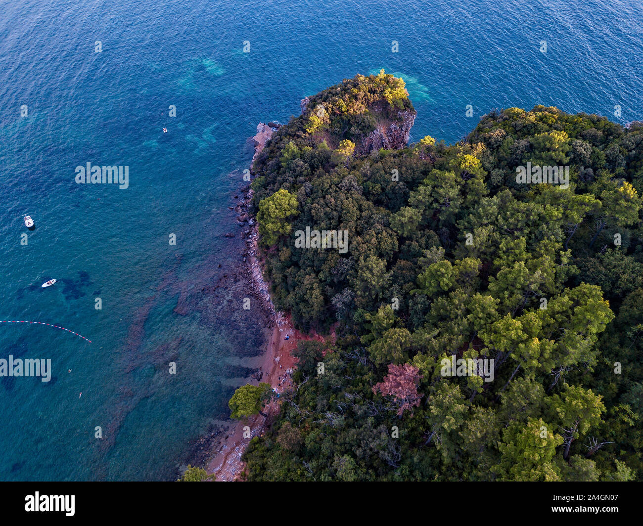 Vista aerea del promontorio di Mogren tra le spiagge di Mogren. Budva. Montenegro. Coste frastagliate con ripide scogliere a picco sul mare che si affaccia sul mare trasparente. Foto Stock