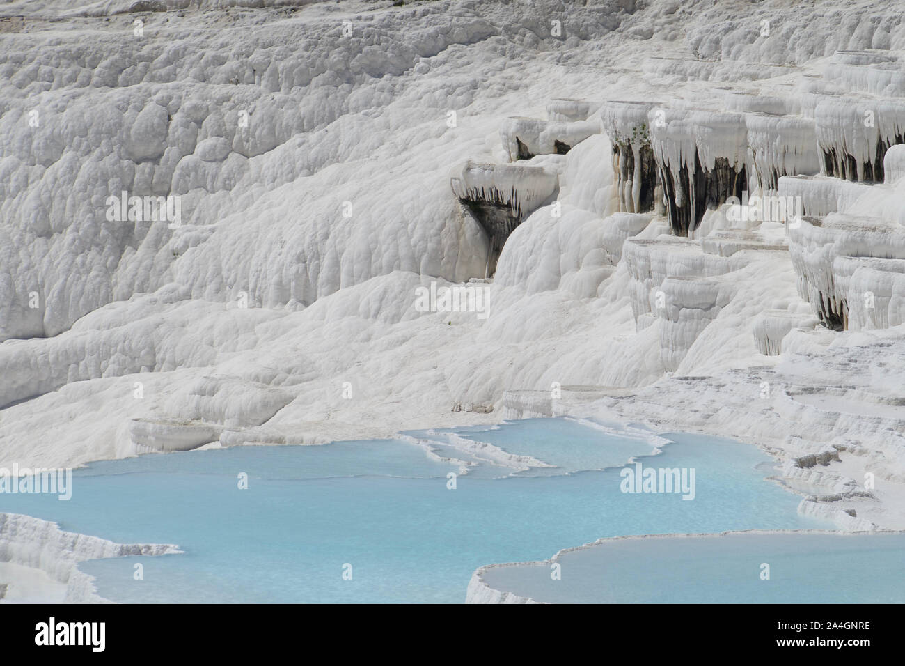 Pamukkale in Turchia è noto per il suo ricco di minerali acque termali che fluisce verso il basso in travertino bianco terrazze. Pamukkale è soprannominato il castello di cotone. Foto Stock