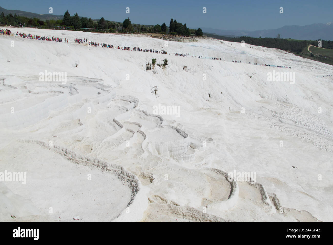 Pamukkale in Turchia è noto per il suo ricco di minerali acque termali che fluisce verso il basso in travertino bianco terrazze. Pamukkale è soprannominato il castello di cotone. Foto Stock