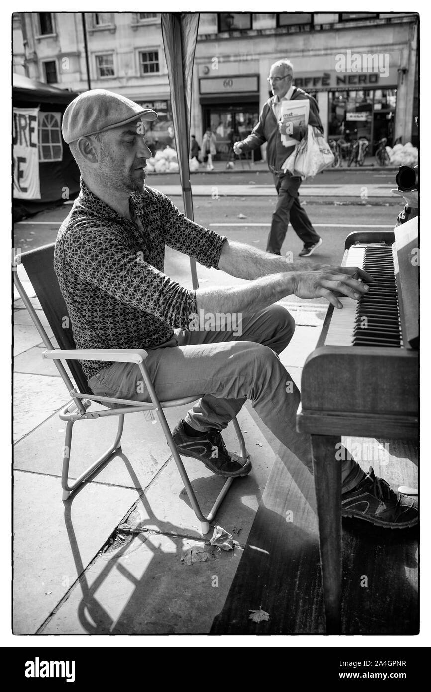 Estinzione della ribellione, 2019, uomo suonare il pianoforte in Trafalgar Square, London, Regno Unito Foto Stock