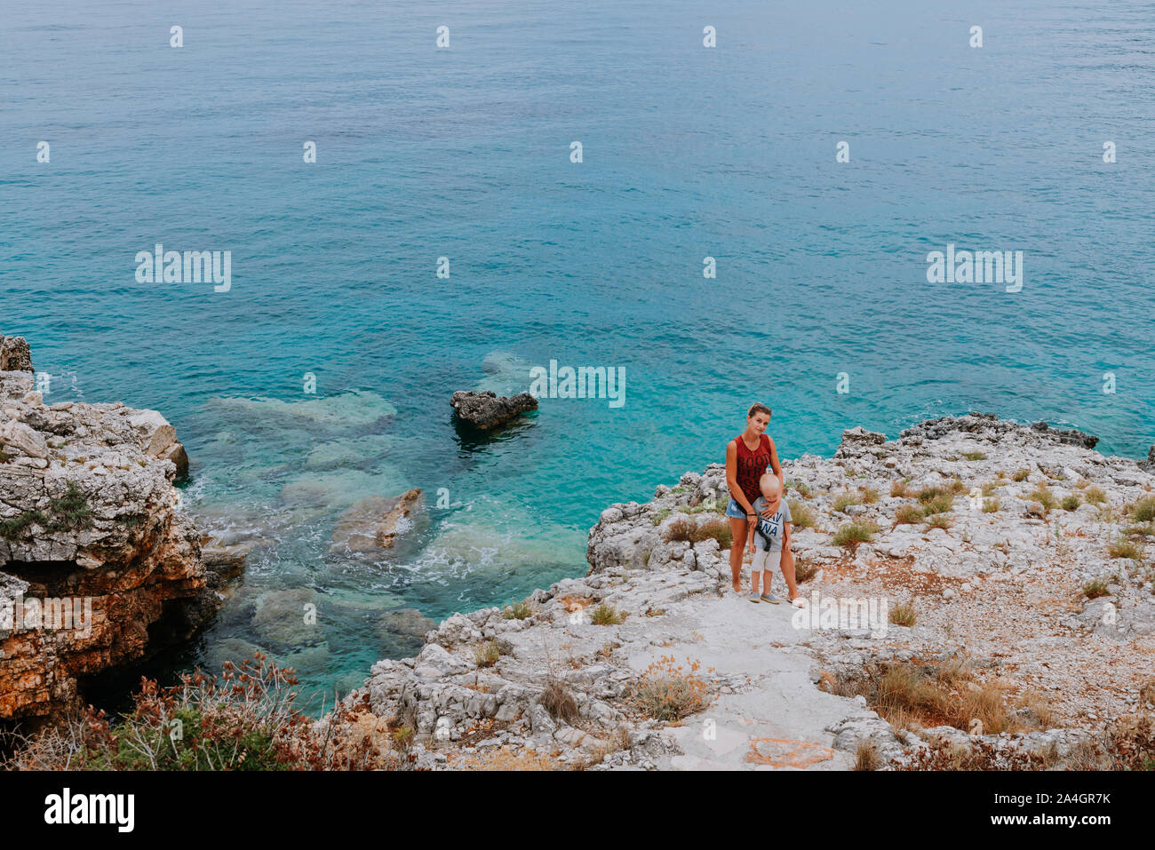 Cancellare incredibile di colore azzurro acqua di mare con scogli di granito e grenery Foto Stock