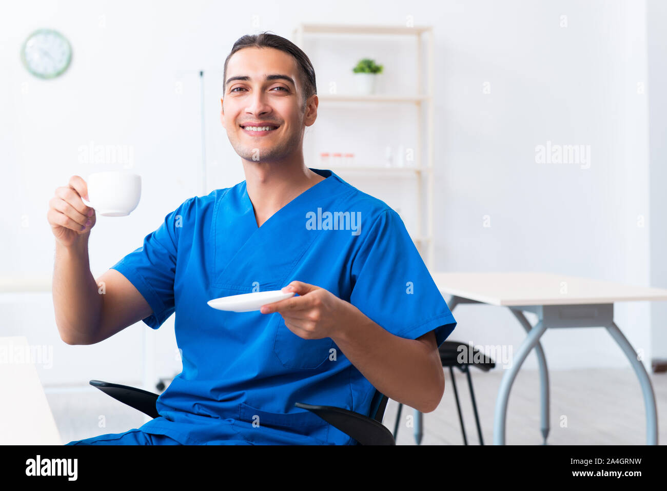 Il giovane maschio medico che lavorano nella Clinica Foto Stock