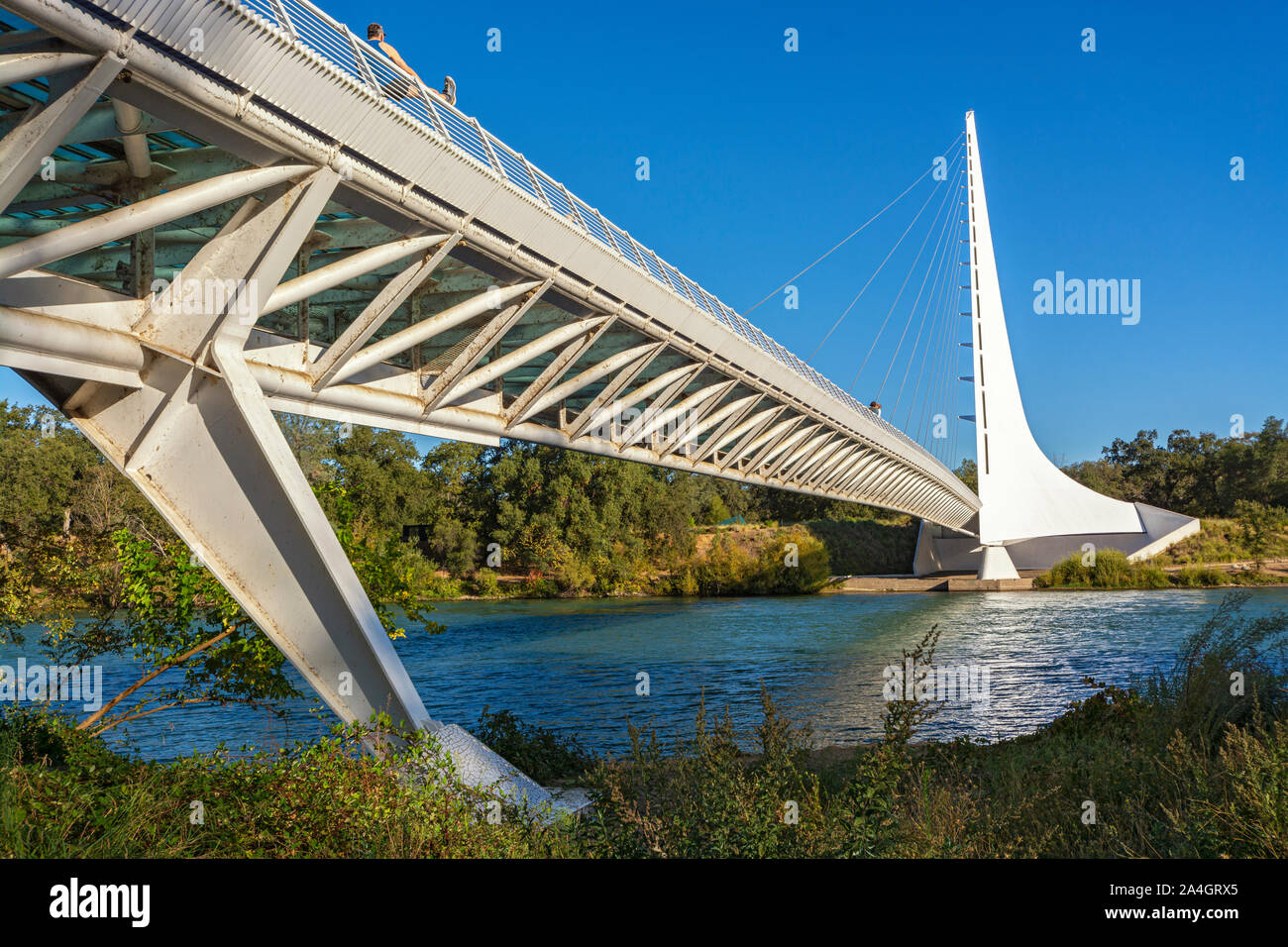 La California di Redding, Meridiana Ponte a Turtle Bay Exploration Park, span Sacramento River, cavo di sospensione tower serve anche come orologio solare gnomone Foto Stock