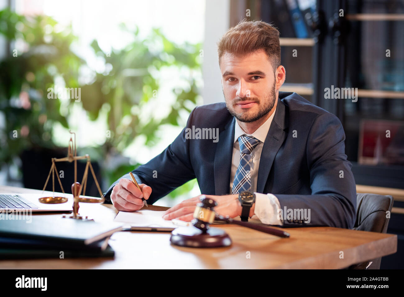 Avvocato o procuratore lavora in ufficio. Diritto e Giustizia concetto Foto Stock