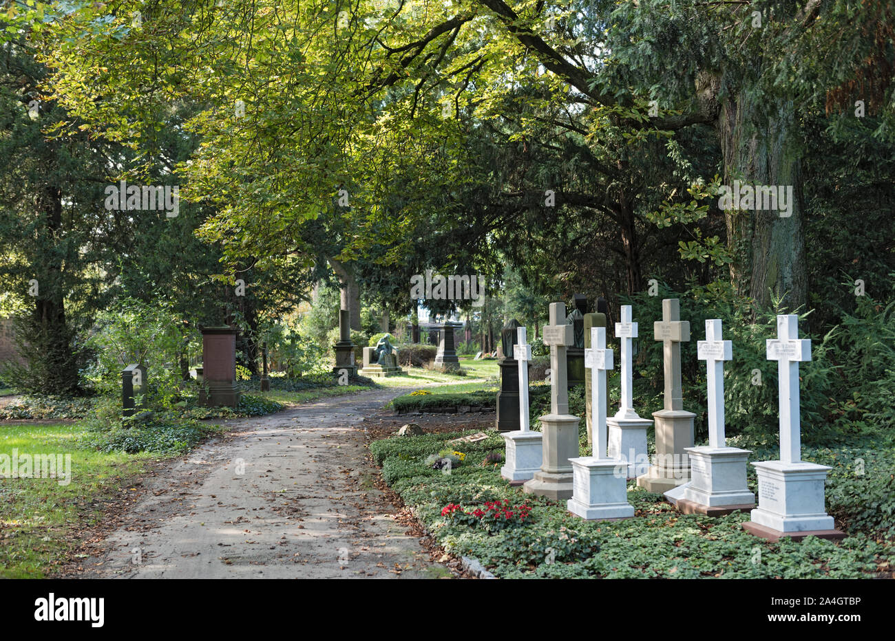 Monumenti e lapidi del cimitero principale di Francoforte sul Meno Germania Foto Stock