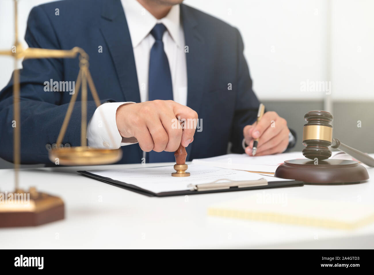 Avvocato o procuratore lavora con documenti in ufficio. Diritto e Giustizia concetto. Foto Stock