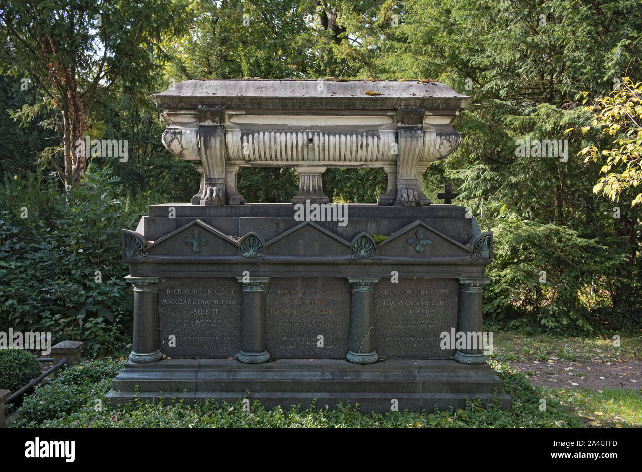Monumenti e lapidi del cimitero principale di Francoforte sul Meno Germania Foto Stock