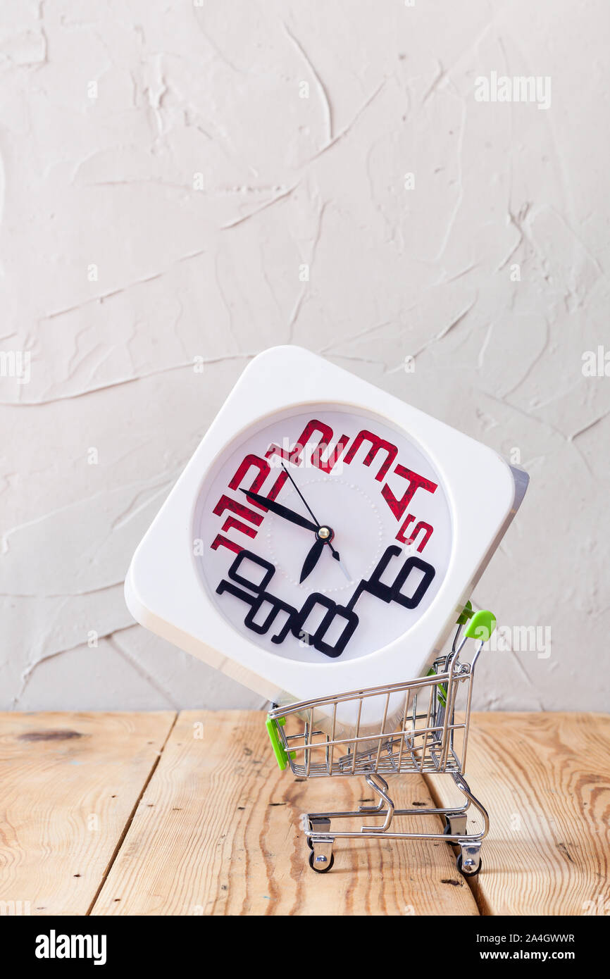 Acquisto di tempo. Comprare un paio di ore. Un orologio in un carrello acquisti il tempo. Spazio di copia Foto Stock