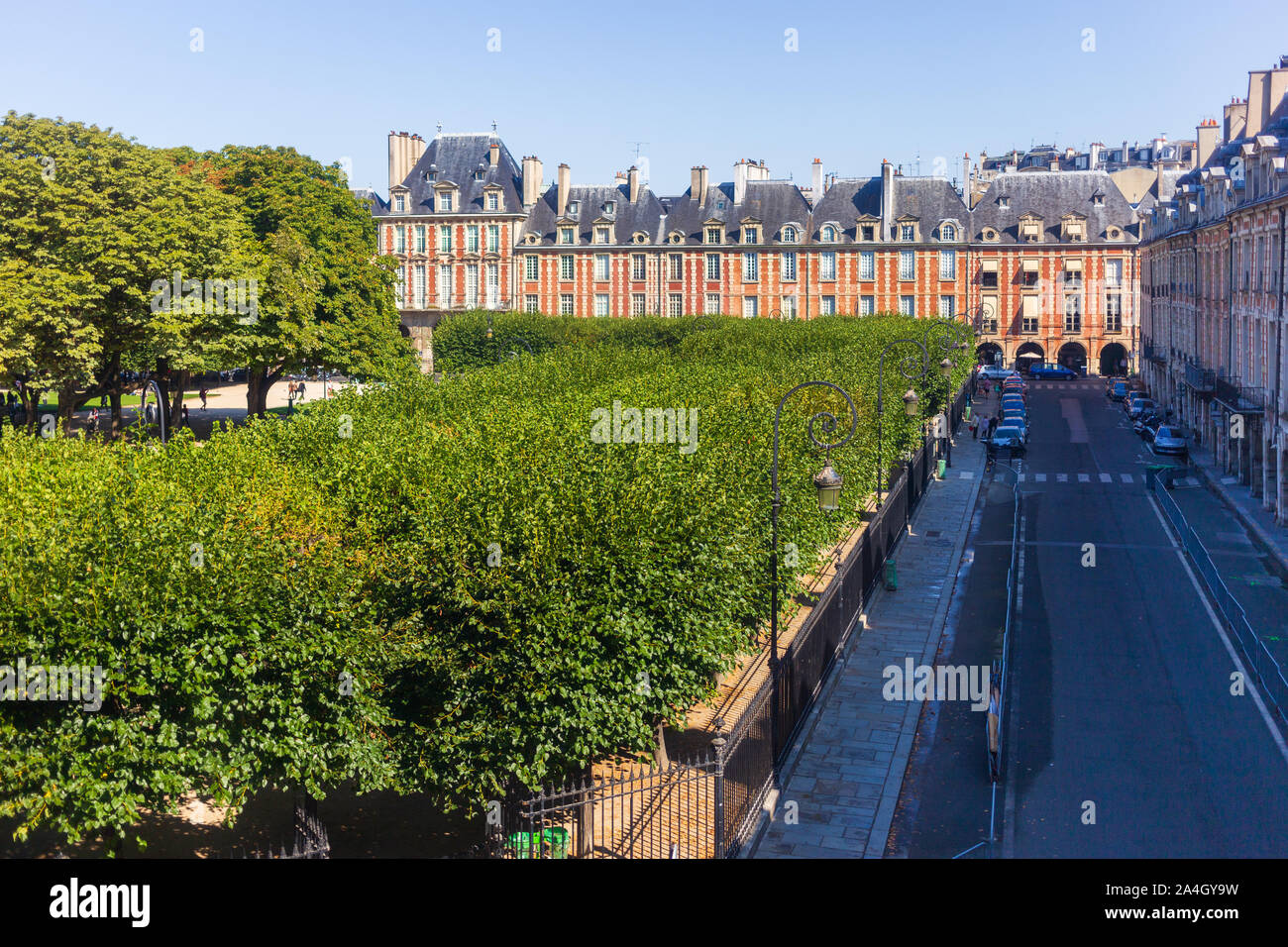 Parigi, Francia - 2 Settembre 2018: la splendida Place des Vosges visto da sopra, al secondo piano di un appartamento, raffiguranti i suoi alberi, edificio Foto Stock