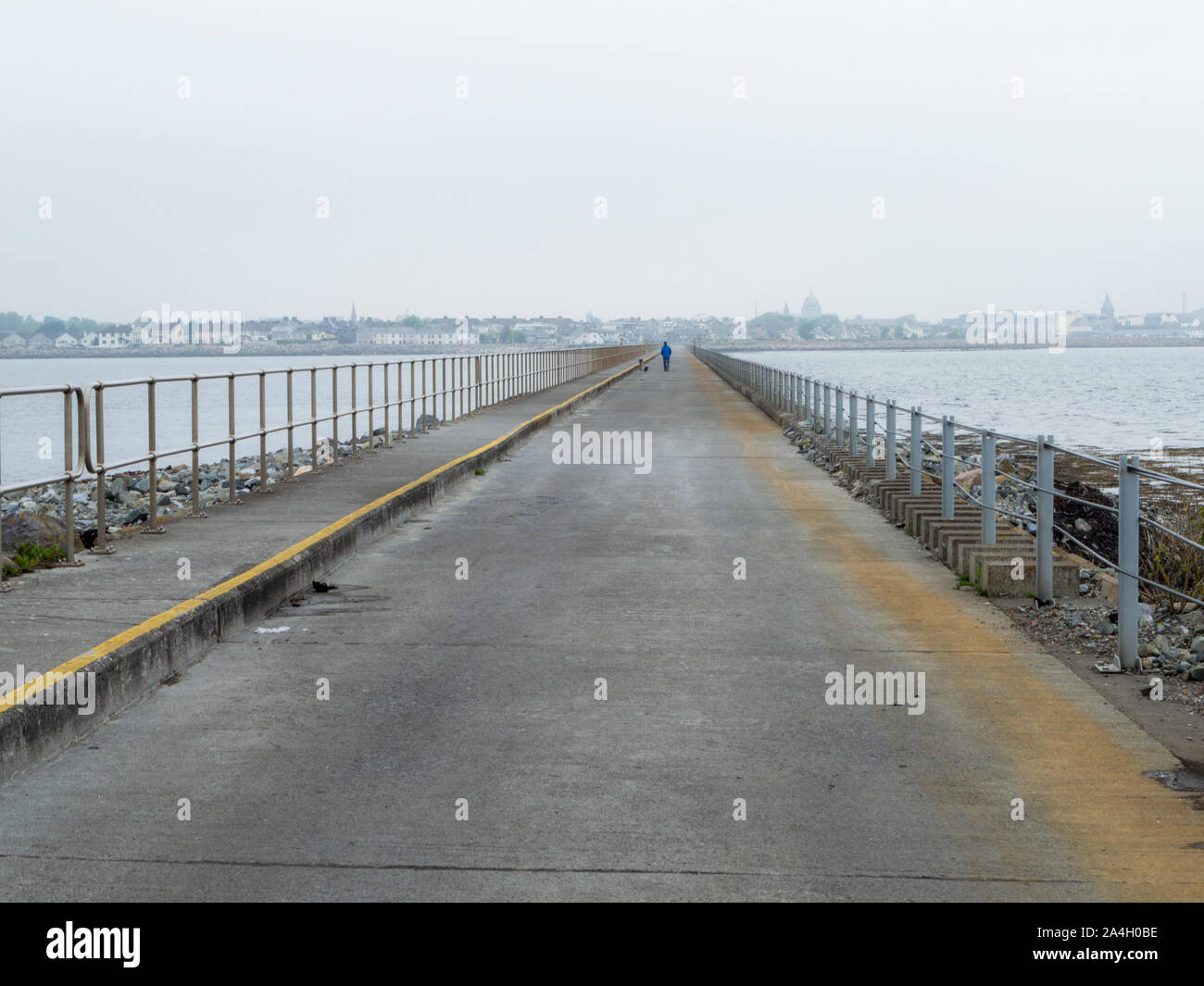 Memtwerge Causeway dall isola di montone con Galway in background, Irlanda Foto Stock