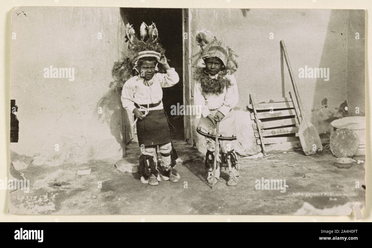 Due Cochiti Pueblo ragazzi imparare la danza di cervo Foto Stock