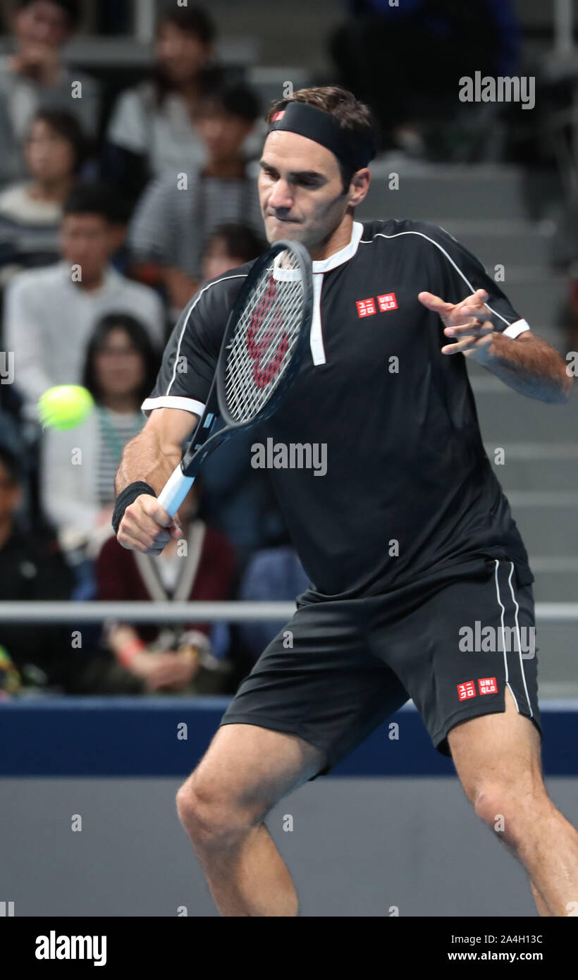 Tokyo, Giappone. Xiv oct, 2019. Swiss tennis player Rodger Fedeler restituisce la sfera contro John Isner degli Stati Uniti come Uniqlo detiene una carità evento tennis "Uniqlo Lifewear giorno Tokyo' a Tokyo lunedì, 14 ottobre 2019. Federer sconfitto Isner 6-3, 7-6. Credito: Yoshio Tsunoda/AFLO/Alamy Live News Foto Stock