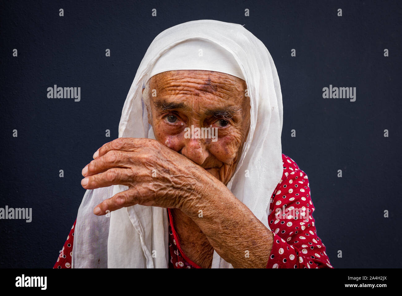 Misi Village, Bursa / Turchia - 22 agosto 2019: Ritratto di una donna anziana con abito tradizionale al villaggio misi in Bursa Foto Stock