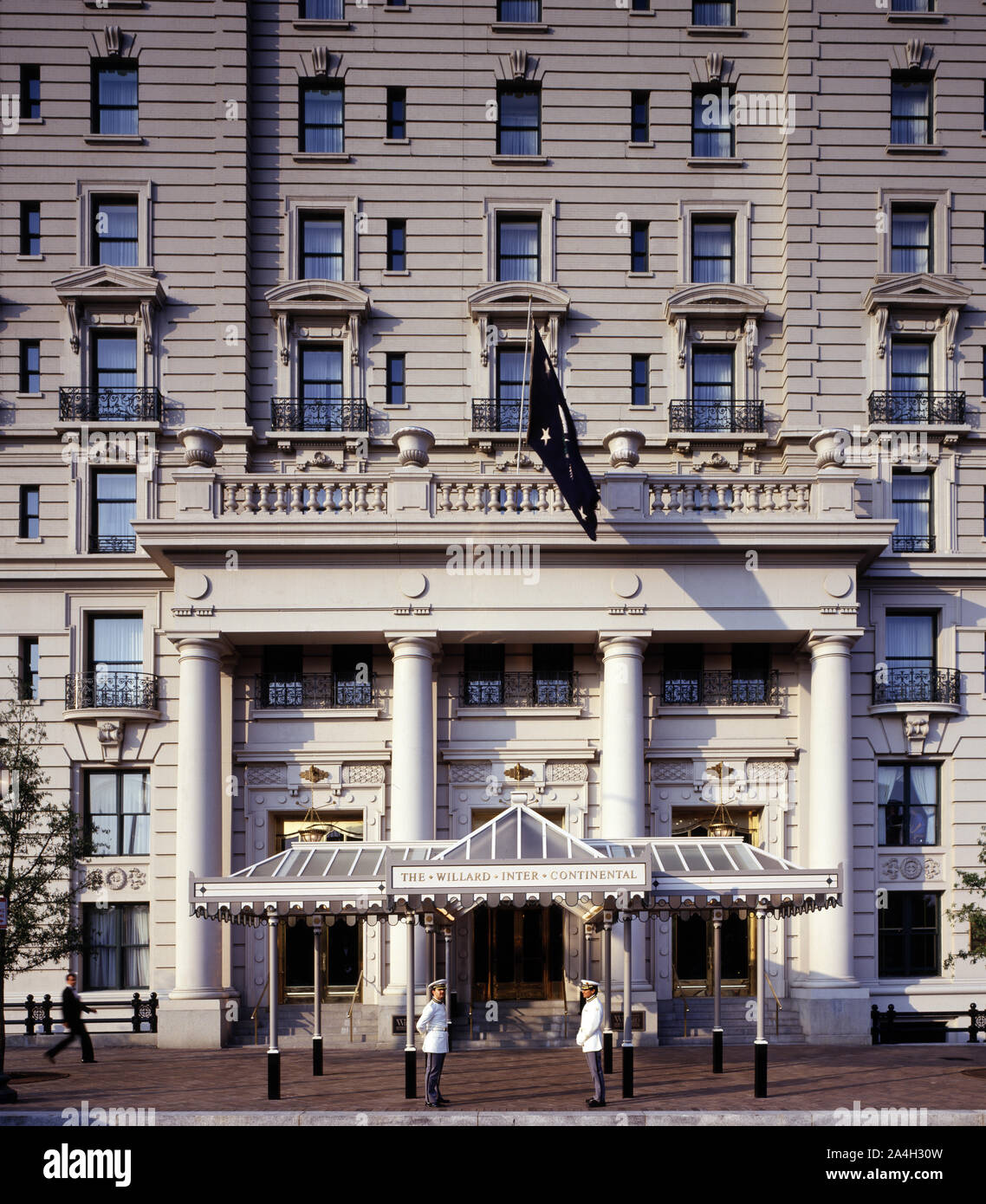 Due portieri posizionarsi al di fuori del centro storico Willard Hotel di Washington, D.C., subito dopo il restauro nel 1980 Foto Stock