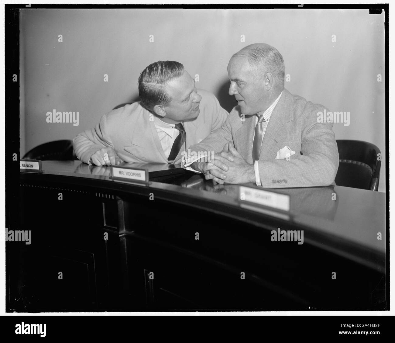 Due nemici di Un-Americanism in conferenza. Washington, 23 maggio. Martin muore, presidente del comitato di casa indagando Un-American attività e sost. J. Parnell Thomas, che recentemente ha sponsorizzato una bolletta di impeachment contro il segretario di lavoro Perkins. Entrambi membri del Comitato muore mettere le loro teste insieme questa mattina per una conferenza sulla venuta testimonianza di Felix McWhirter Foto Stock