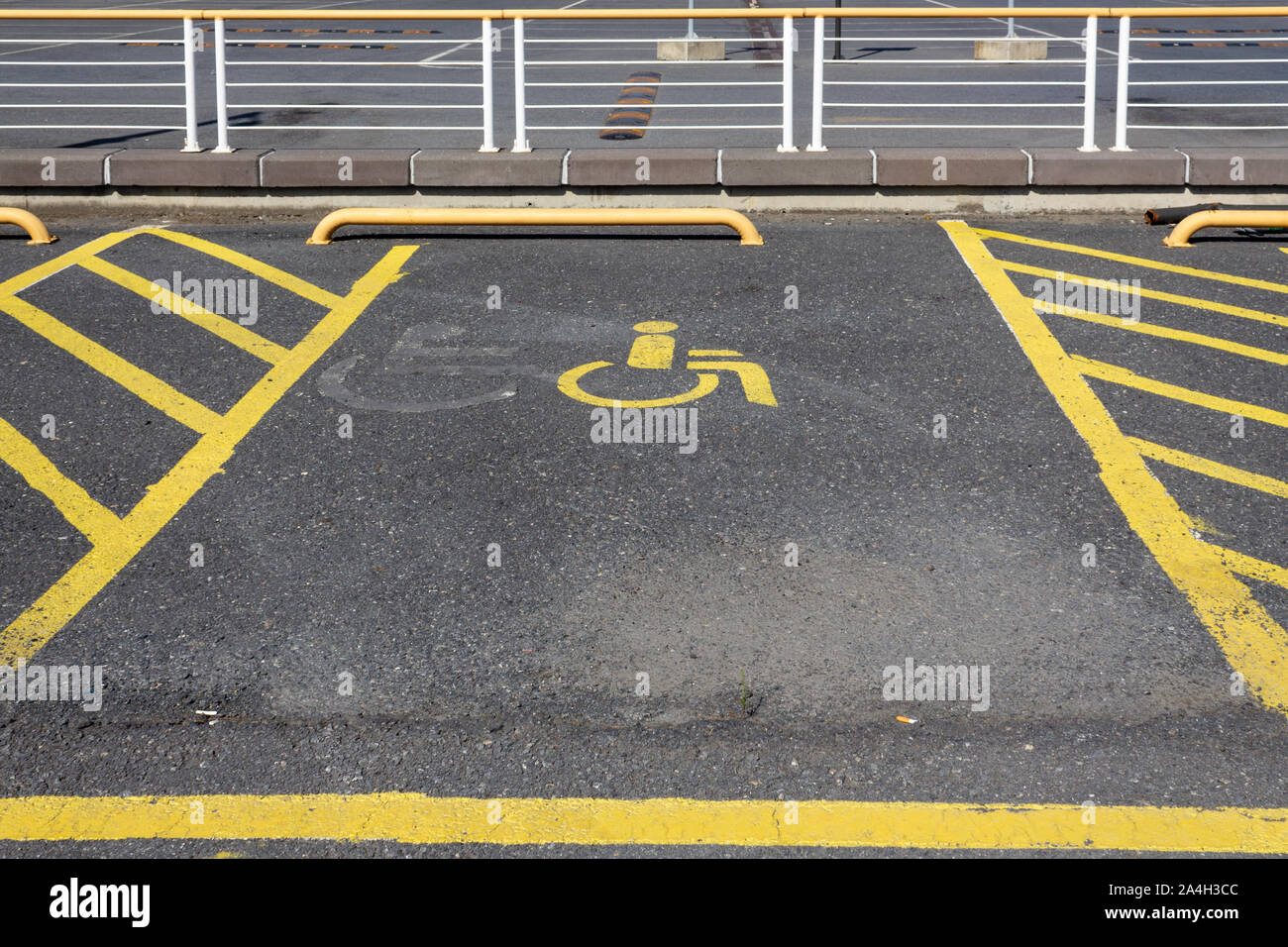 Parcheggio Disabili spazio, segno disabili Foto Stock