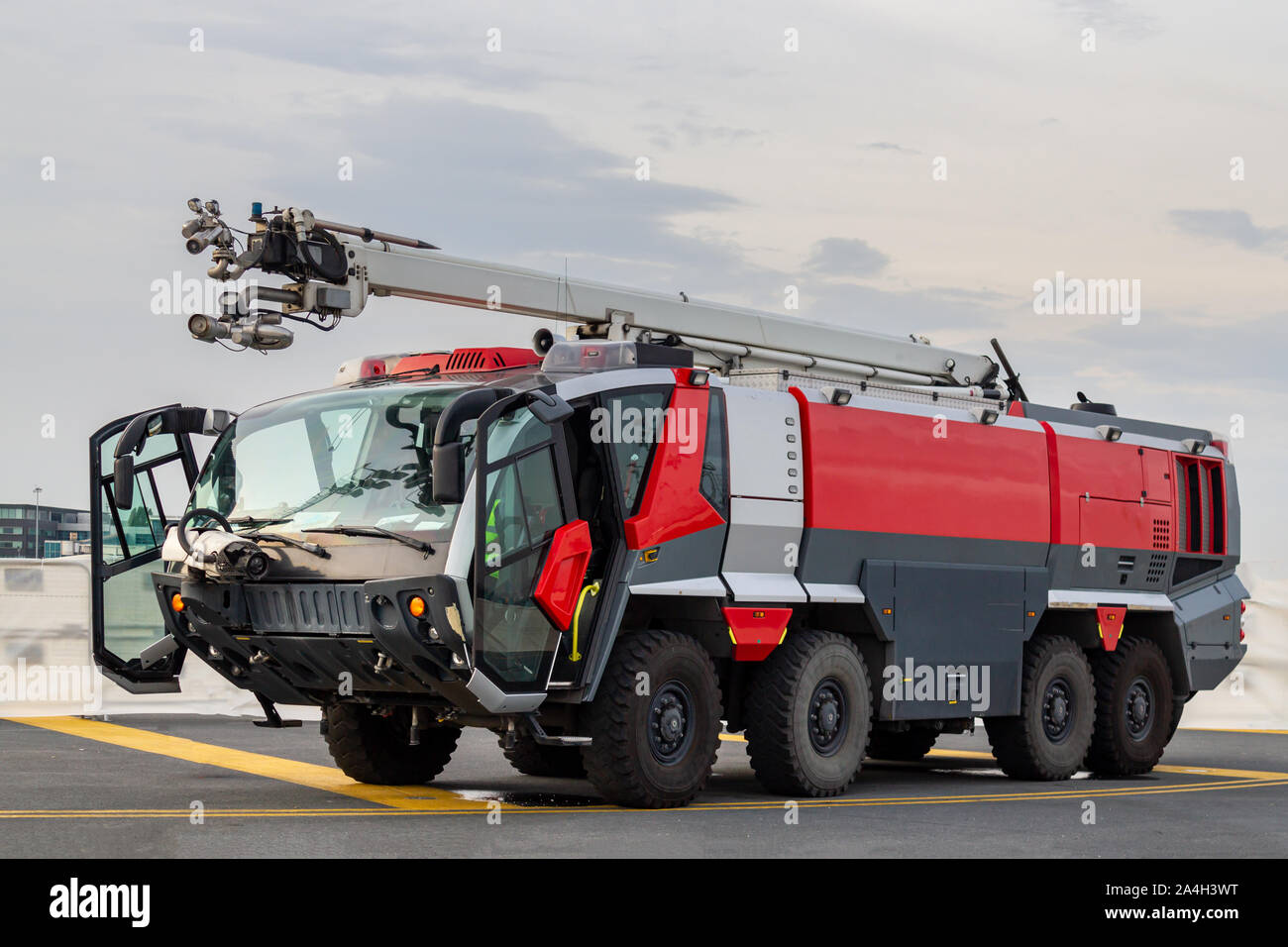 Antincendio aeroportuale carrello, sfondo isolato Foto Stock