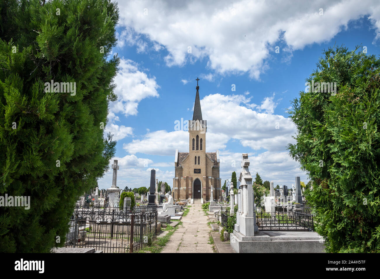 SUBOTICA, SERBIA - luglio 1, 2018: cimitero cattolico di Subotica, in Serbia, sul confine ungherese, con la sua chiesa principale. Tombe e le tombe possono essere visto Foto Stock