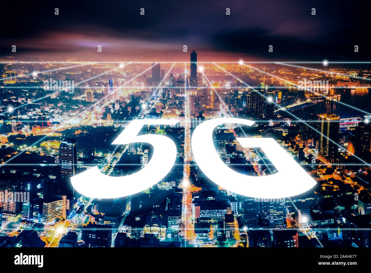 Vista aerea città di notte e 5g network tech concetti Foto Stock