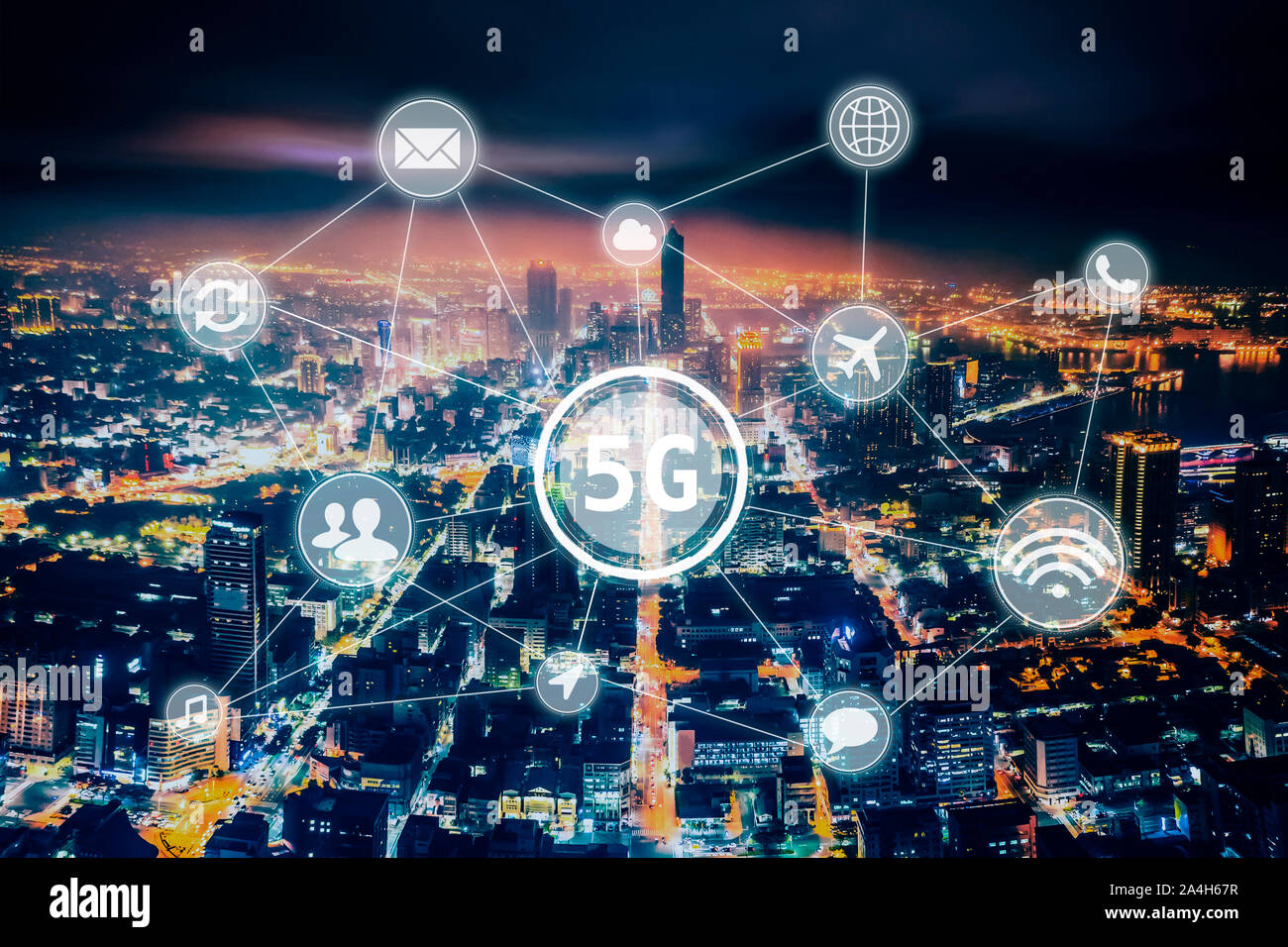 Vista aerea città di notte e 5g network tech concetti Foto Stock