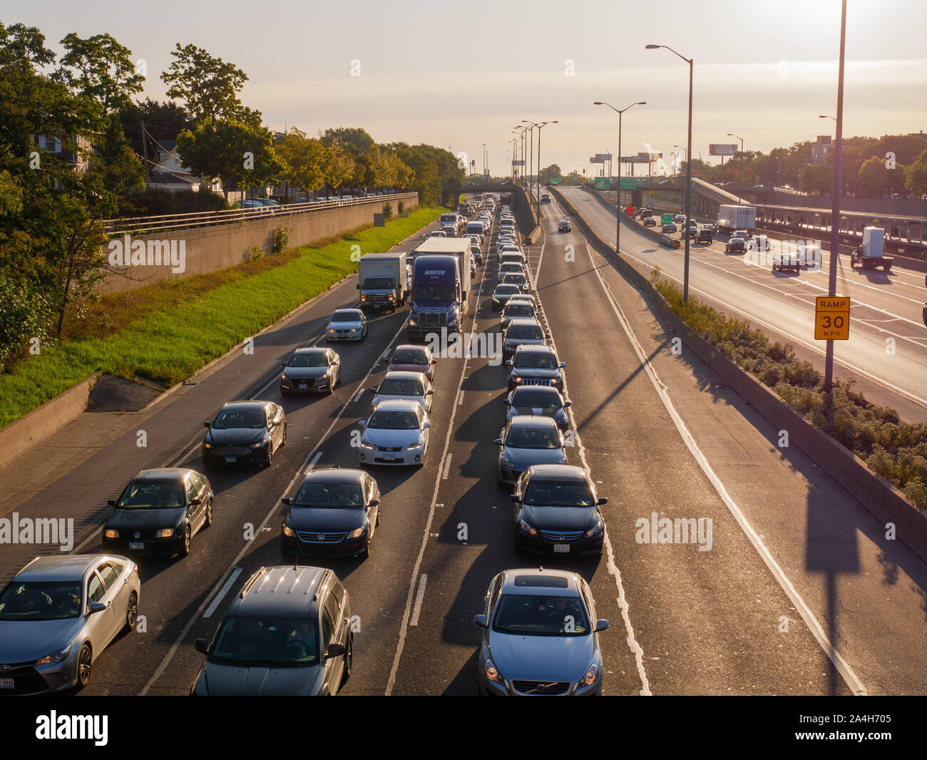 Mattinata pesante del traffico in uscita da Chicago corsie della Eisenhower Expressway. Oak Park, Illinois. Foto Stock