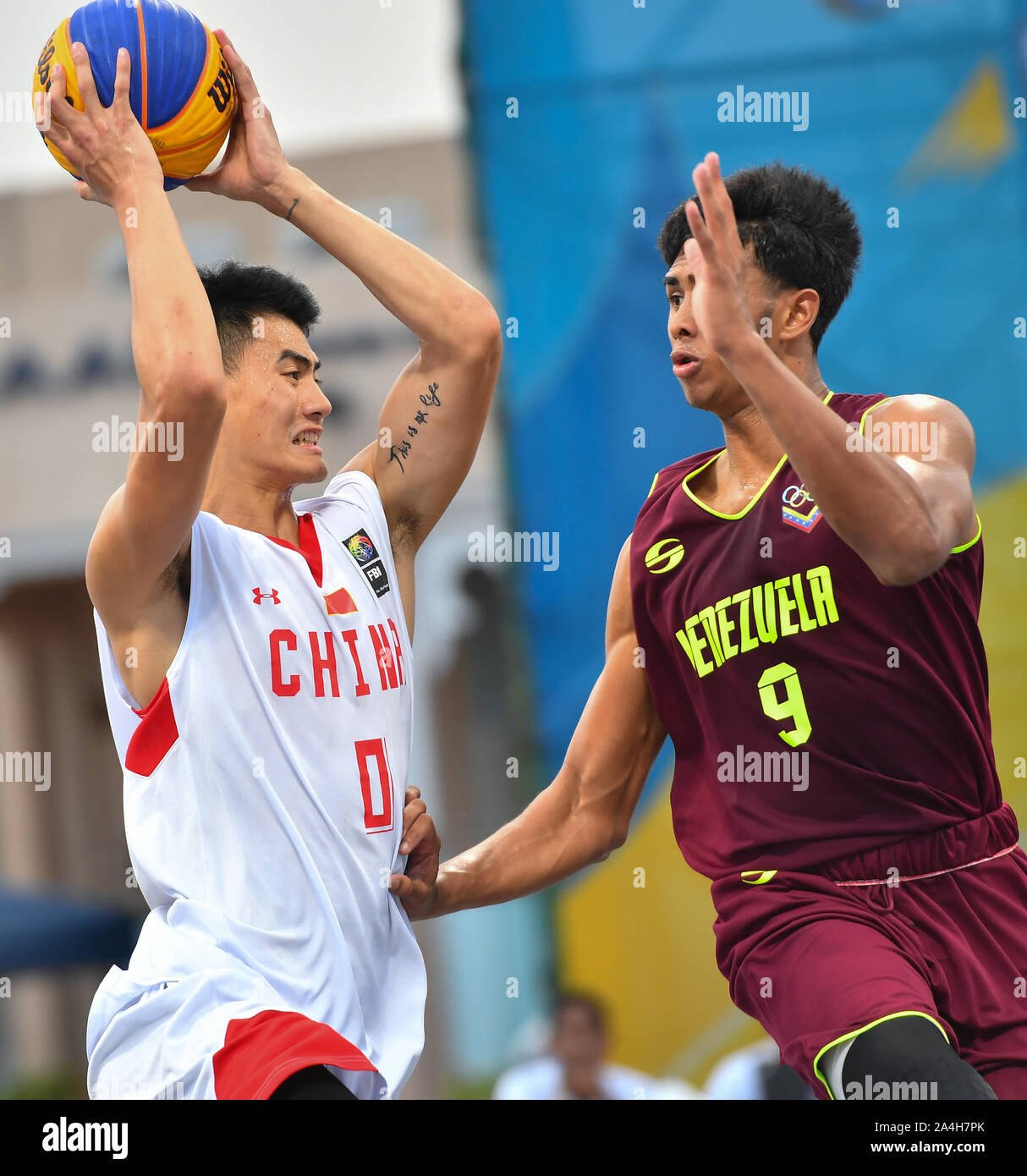 Doha in Qatar. Xiv oct, 2019. Yan Peng (L) della Cina con vies Garly Sojo Tilvez del Venezuela durante il 3x3 Uomini Squadra Gruppo B match tra Cina e Venezuela al primo mondo ANOC Beach Games Qatar 2019 a Doha, capitale del Qatar, dal 14 ottobre, 2019. Credito: Nikku/Xinhua/Alamy Live News Foto Stock