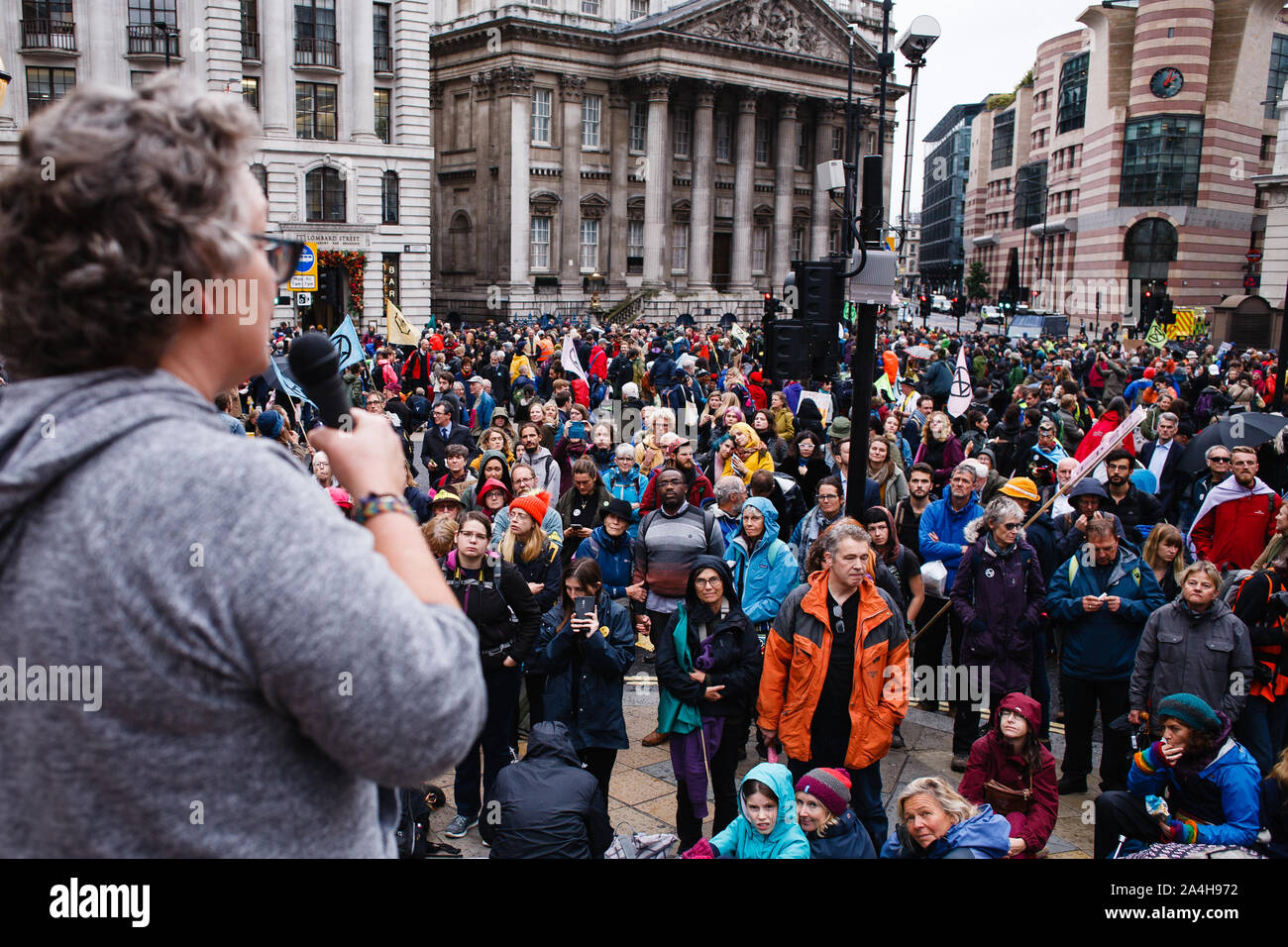 Un attivista della ribellione di estinzione circolazione parla alla folla durante la dimostrazione.Oggi segnato l inizio della seconda settimana consecutiva di azioni di protesta da XR membri riuniti a Londra, più di 1.400 dei quali sono stati arrestati in città per il loro avowedly non-violenta disruptiveness da lunedì scorso. Gli arresti sono visti come una chiave tattica dal gruppo, progettata per aumentare al massimo la pubblicità e le interruzioni di servizio e quindi intensificare la pressione sul leader politici di adottare ulteriori e più veloce azione sul cambiamento climatico e la perdita di biodiversità. Estinzione Rebellion blocco di giunzione della banca ha cominciato presto t Foto Stock