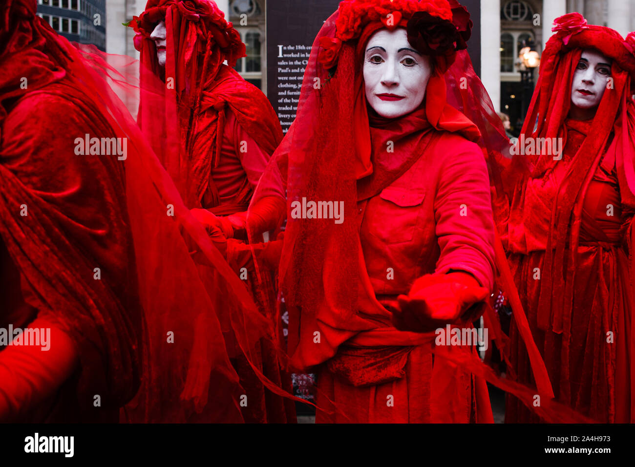 Un membro dell'ambientalista esegue la troupe di arte Red Rebel brigata durante la dimostrazione.Oggi segnato l inizio della seconda settimana consecutiva di azioni di protesta da XR membri riuniti a Londra, più di 1.400 dei quali sono stati arrestati in città per il loro avowedly non-violenta disruptiveness da lunedì scorso. Gli arresti sono visti come una chiave tattica dal gruppo, progettata per aumentare al massimo la pubblicità e le interruzioni di servizio e quindi intensificare la pressione sul leader politici di adottare ulteriori e più veloce azione sul cambiamento climatico e la perdita di biodiversità. Estinzione Rebellion blocco di giunzione della banca ha iniziato e Foto Stock