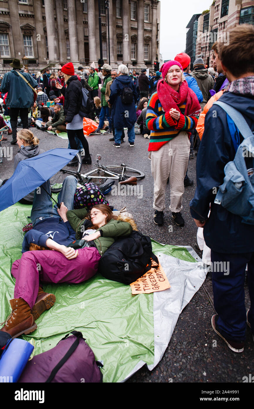 Gli attivisti della ribellione di estinzione blocco di movimentazione la giunzione della banca al di fuori della Banca di Inghilterra durante la dimostrazione.Oggi segnato l inizio della seconda settimana consecutiva di azioni di protesta da XR membri riuniti a Londra, più di 1.400 dei quali sono stati arrestati in città per il loro avowedly non-violenta disruptiveness da lunedì scorso. Gli arresti sono visti come una chiave tattica dal gruppo, progettata per aumentare al massimo la pubblicità e le interruzioni di servizio e quindi intensificare la pressione sul leader politici di adottare ulteriori e più veloce azione sul cambiamento climatico e la perdita di biodiversità. Estinzione Rebellion blocco Foto Stock