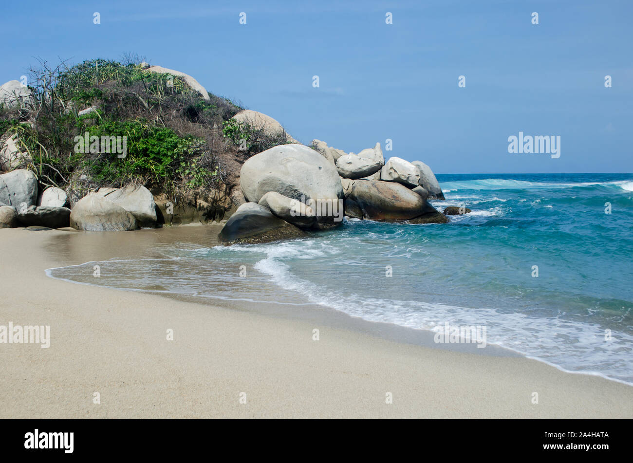 Una bellissima spiaggia di sabbia e il paesaggio roccioso nel Parco Nazionale Tayrona, una area protetta situata nel dipartimento di Magdalena sul lato caraibico della Colombia Foto Stock