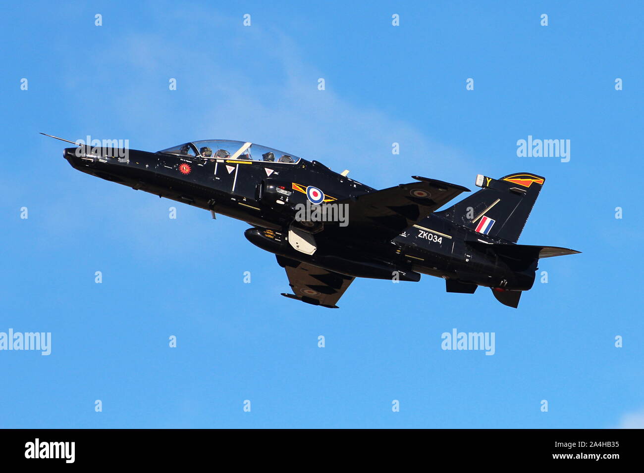 ZK034, a BAE Systems Hawk T2 azionato dalla Royal Air Force (in 4 Stormo di marcature), a Prestwick International Airport in Ayrshire. Foto Stock