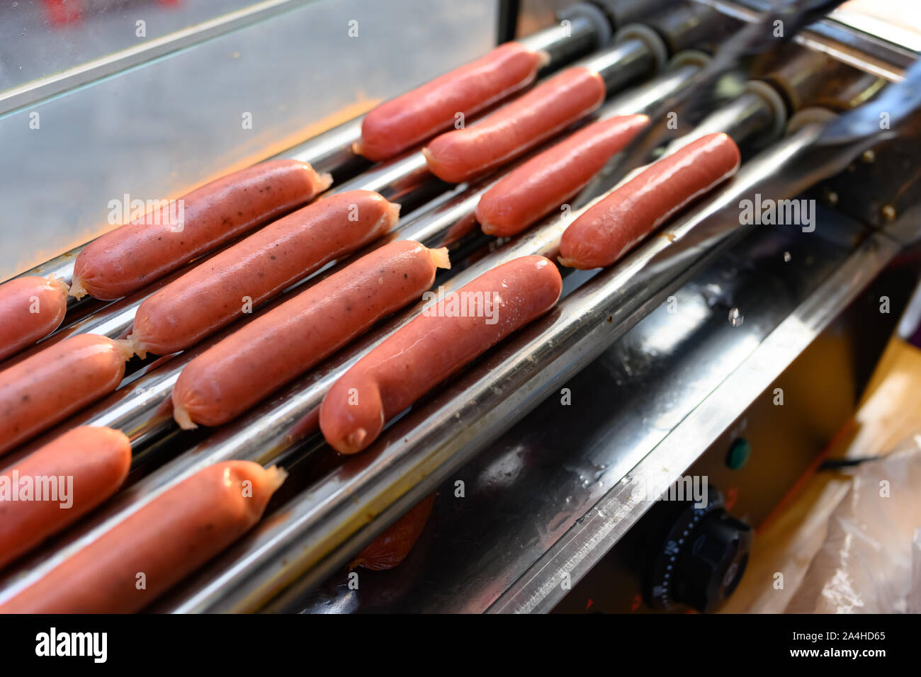 Grigliata di salsicce arrosto sulla macchina a barbecue Foto Stock