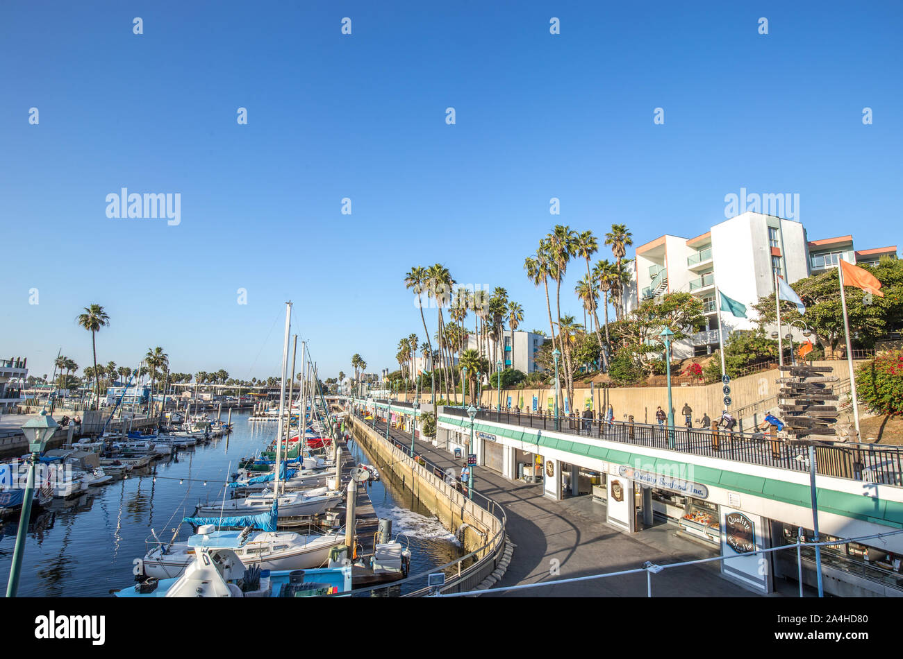 Redondo Beach marina dispone di negozi e ristoranti lungo la passeggiata a mare e il molo di Redondo Beach in California Foto Stock