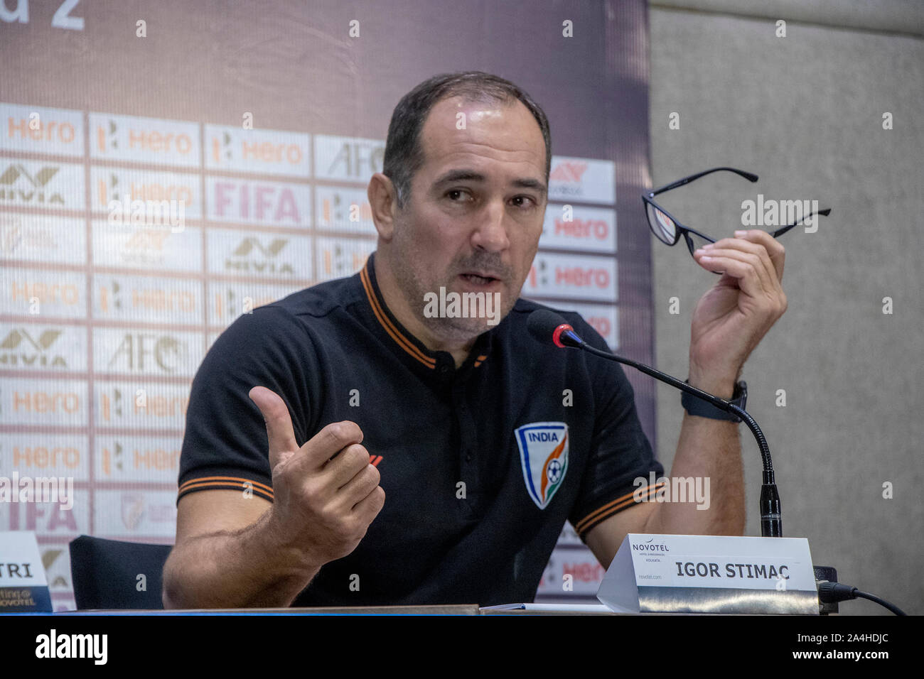 Kolkata, India. Xiv oct, 2019. Igor Stimac(coach-Indian National football team) al pre-partita premere conference in Kolkata su 14ottobre, 2019 prima che il round 3 partita di qualificazione del Qatar 2022 FIFA WORLD CUP E AFC ASIAN CUP 2023 fra India e Bangladesh per essere giocato a saltlake stadium, Kolkata sul quindicesimo oct, 2019 (foto di Amlan Biswas/Pacific Stampa) Credito: Pacific Press Agency/Alamy Live News Foto Stock