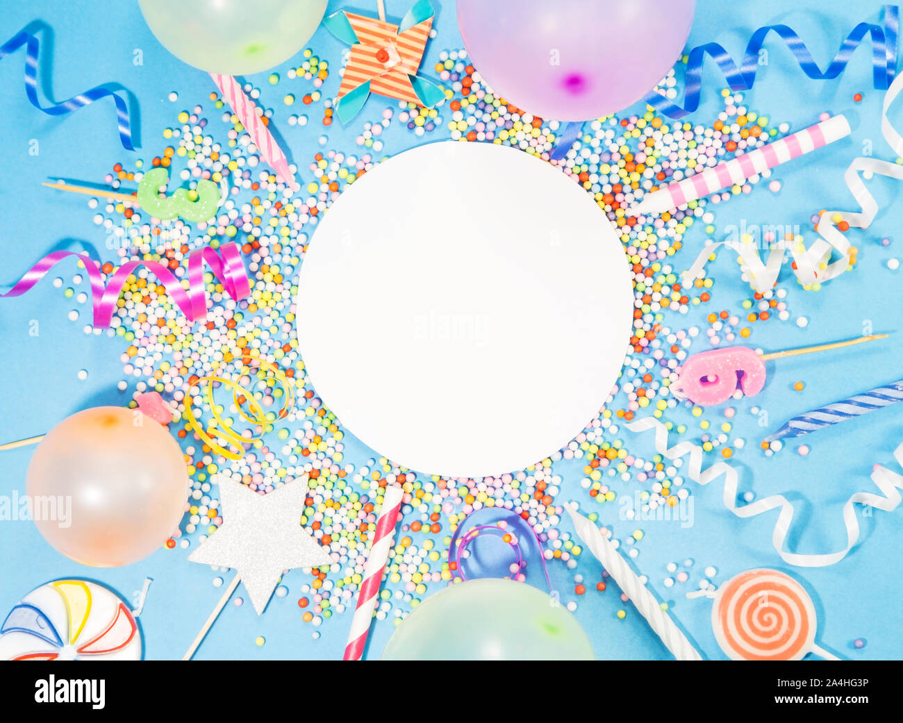 Accessorio Party su sfondo blu Foto Stock