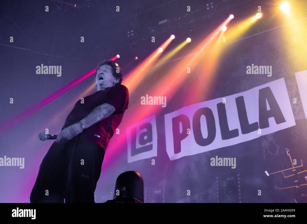 Madrid, Spagna. Xii oct, 2019. Evaristo Paramos, leader di La Polla records group esegue durante il proprio quarantesimo anniversario music tour show in Madrid. Credito: SOPA Immagini limitata/Alamy Live News Foto Stock