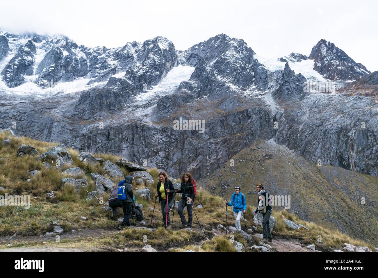 Huaraz, Perù - 18 Agosto 2016 : Trekking in montagna. Paesaggio di punta europea Trek, Parco Nazionale del Huascaran, Cordillera Blanca, Perù Foto Stock