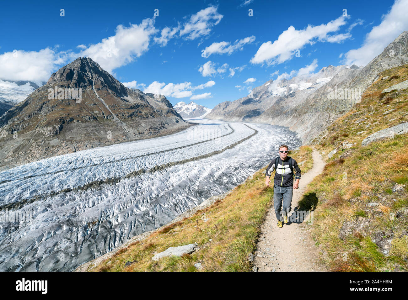 Corsa su sentiero lungo il ghiacciaio di Aletsch, Svizzera Foto Stock