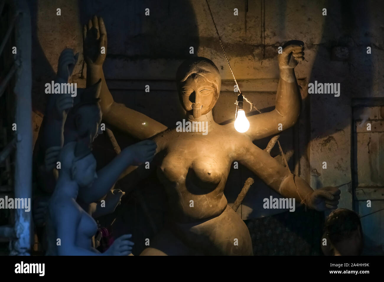 La dea Kali idolo di argilla incompiuto di divinità indù illuminato con bulbo di tungsteno Foto Stock