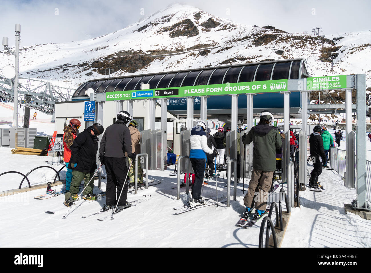 Queenstown, Nuova Zelanda - 7 Settembre 2019: sciatore e snowboarder coda alla seggiovia del Remarkables Ski resort in Nuova Zelanda Foto Stock