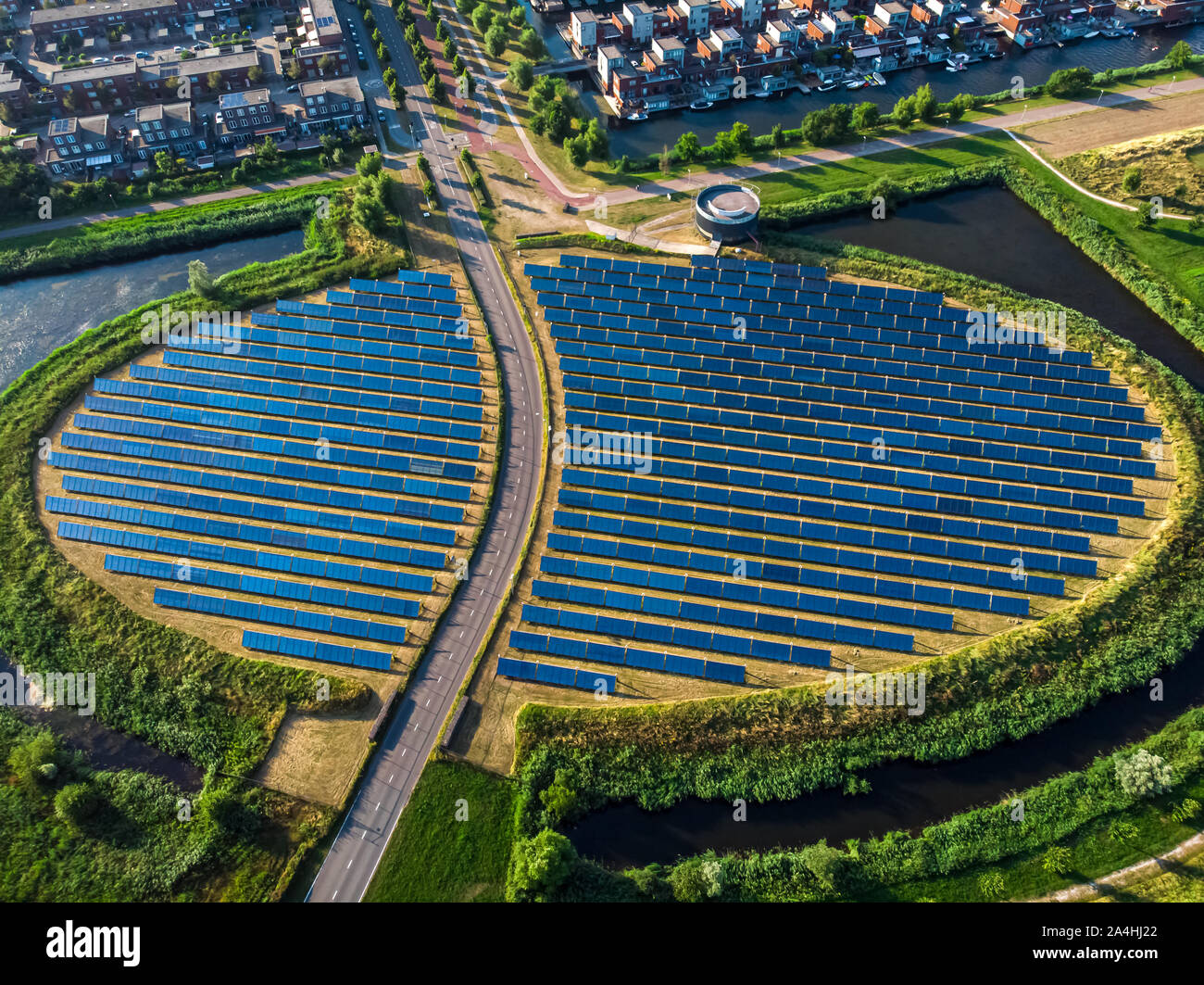 Pannello solare fattoria con design esclusivo in una forma di un'isola (Zoneiland). L'energia è utilizzata per la città di potenza di riscaldamento (stadswarmte) in un moderno dis sostenibile Foto Stock