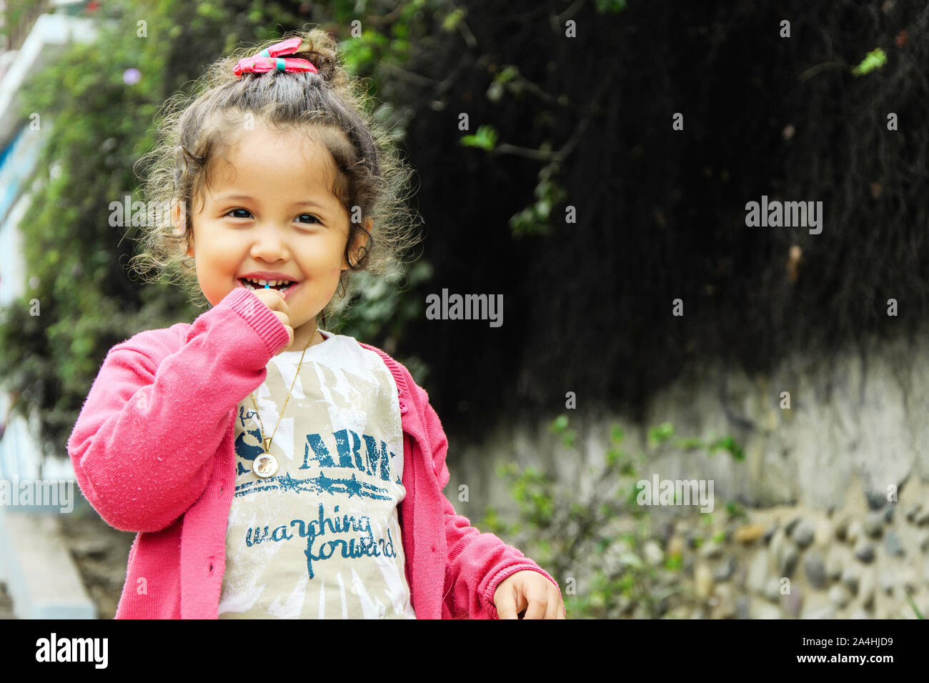 Ritratto di ragazza carina con lollipop sorridente nel parco Foto Stock